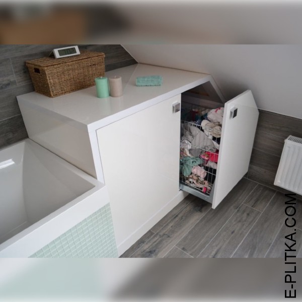 Виготовляємо комоди для ванної в Києві на замовлення нестандартних розмірів та за індивідуальним дизайн-проектом. Напольна шафка з кошиком для білизни у ванну кімнату на мансардному поверсі. ТЕЛЕФОНУЙТЕ ☎️ +38(073) 576 63 03 ✔️ Найкраща якість та ціни!