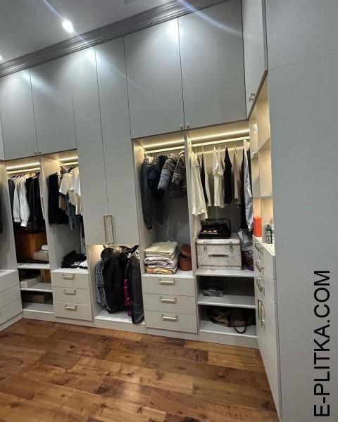 Белоснежная гардеробная комната с открытыми шкафами и закрытыми антресолями Perfecta mebli Киев | E-Plitka.com