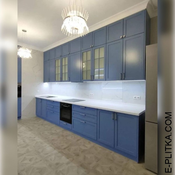 Кухня неоклассика в светло-синем цвете с белой столешницей