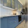 Кухня неоклассика в светло-синем цвете с белой столешницей