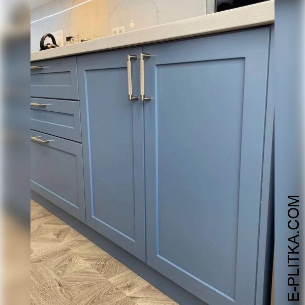 Кухня неоклассика в светло-синем цвете с белой столешницей