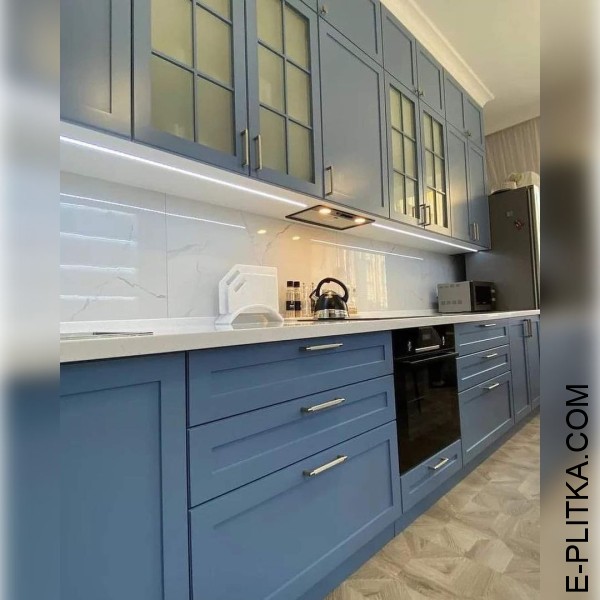 Кухня неоклассика в светло-синем цвете с белой столешницей