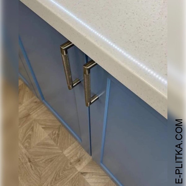 Кухня неоклассика в светло-синем цвете с белой столешницей