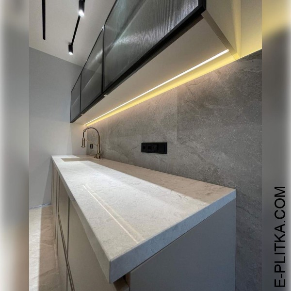 Кухня п-подібна зі світлими фарбованими фасадами