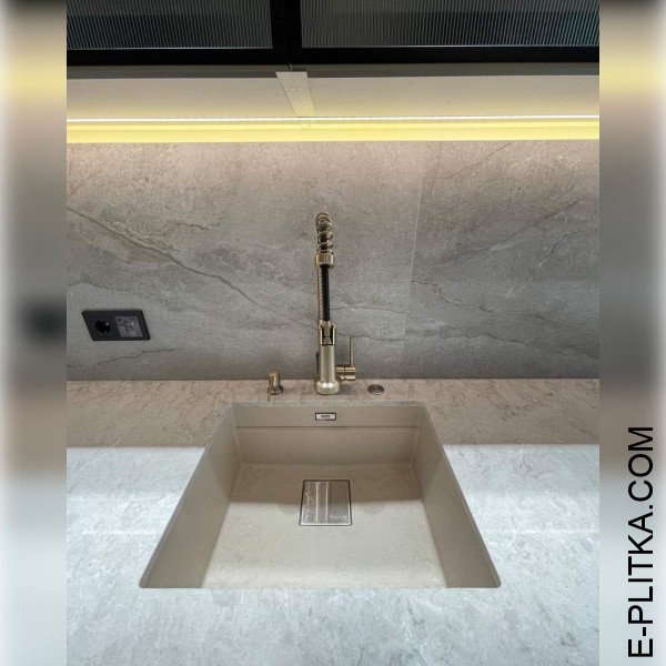 Кухня п-подібна зі світлими фарбованими фасадами