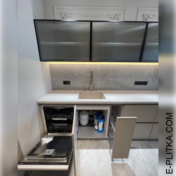 Кухня п-подібна зі світлими фарбованими фасадами