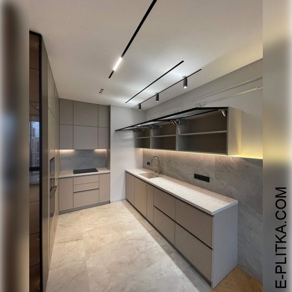 Кухня п-подібна зі світлими фарбованими фасадами