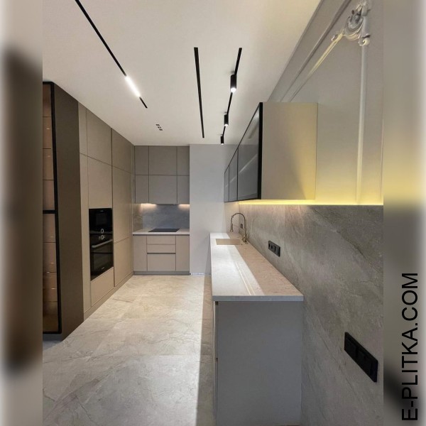 Кухня п-подібна зі світлими фарбованими фасадами