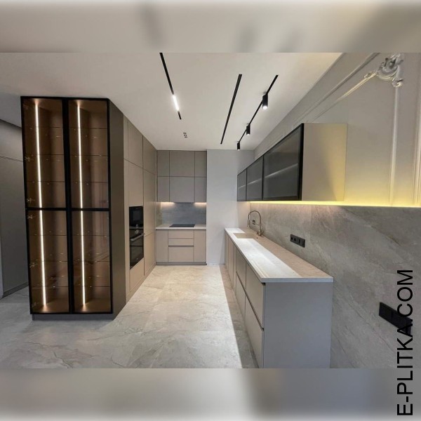 Кухня п-подібна зі світлими фарбованими фасадами