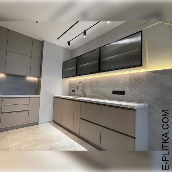 Кухня п-подібна зі світлими фарбованими фасадами