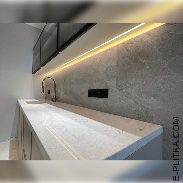 Кухня п-подібна зі світлими фарбованими фасадами