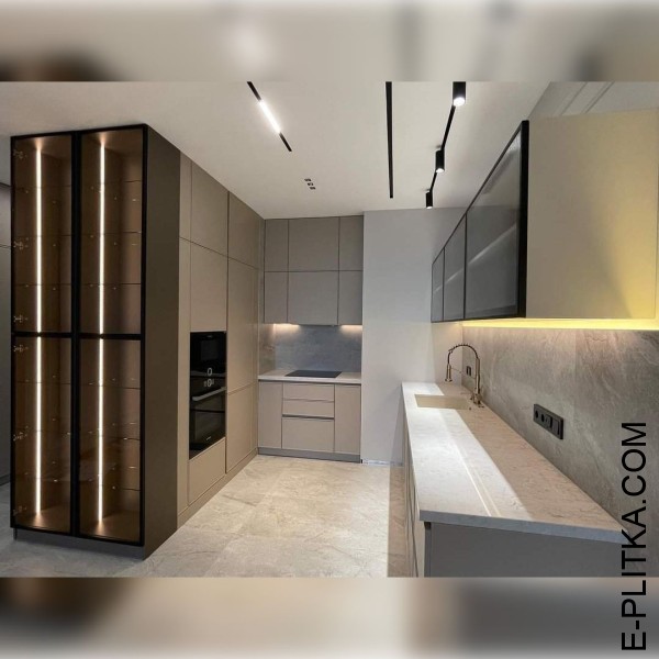 Кухня п-подібна зі світлими фарбованими фасадами