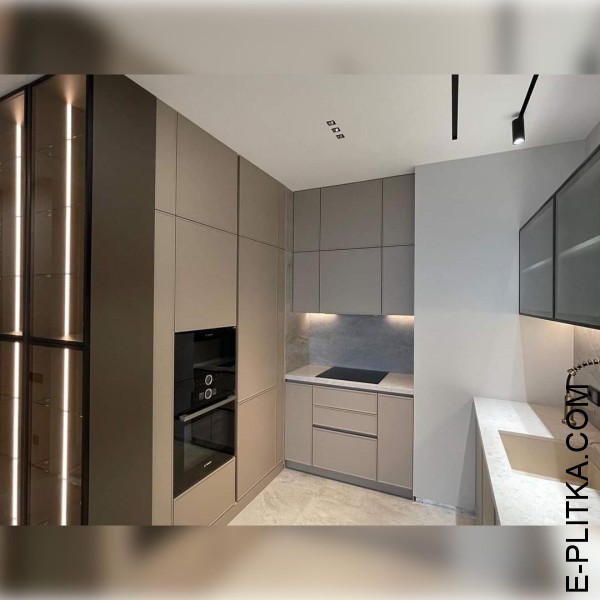 Кухня п-подібна зі світлими фарбованими фасадами