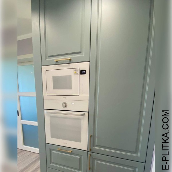 Кухня в пастельных тонах зеленого с белым в стиле неоклассика