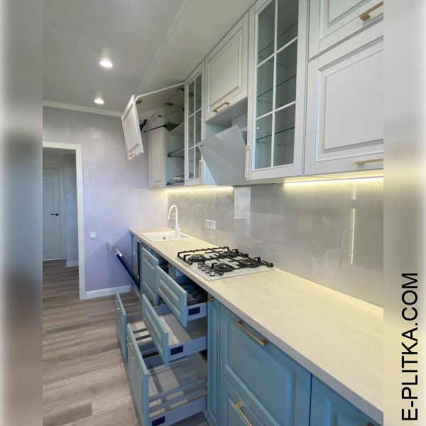 Кухня в пастельных тонах зеленого с белым в стиле неоклассика