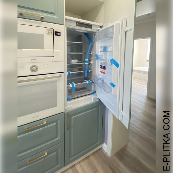 Кухня в пастельных тонах зеленого с белым в стиле неоклассика