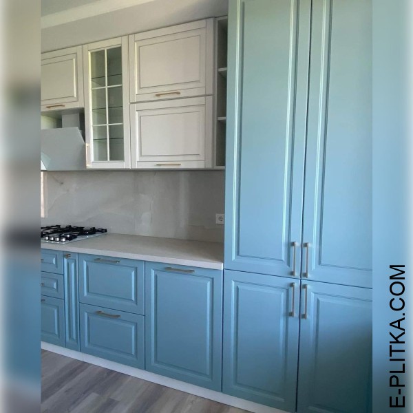 Изготавливаем кухни в Киеве под заказ любых размеров и по индивидуальному дизайн-проекту. Современная мебель в кухню светло-зелёного цвета с витринными шкафами белого цвета. ЗВОНИТЕ ☎️ (063) 641 35 65 ✔️ Лучшее качество!