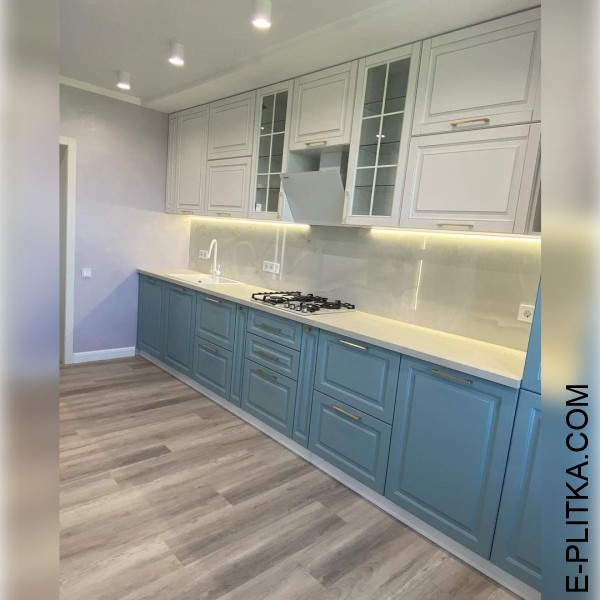 Кухня в пастельных тонах зеленого с белым в стиле неоклассика