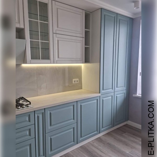 Кухня в пастельных тонах зеленого с белым в стиле неоклассика