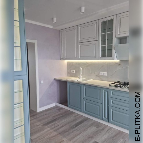 Кухня в пастельных тонах зеленого с белым в стиле неоклассика