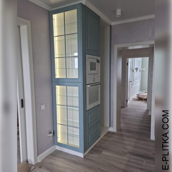 Кухня в пастельных тонах зеленого с белым в стиле неоклассика