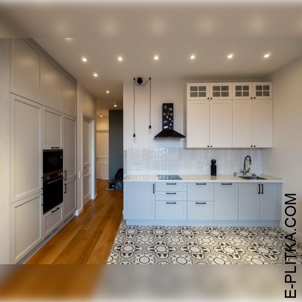 Винтажная кухня серо-голубого цвета с белым 