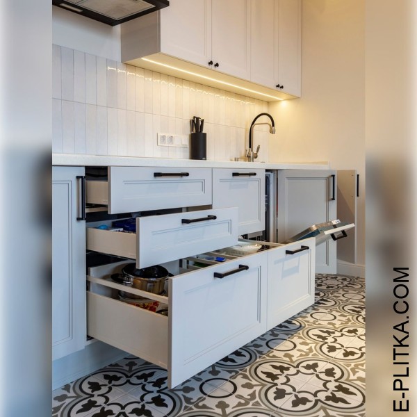 Винтажная кухня серо-голубого цвета с белым 