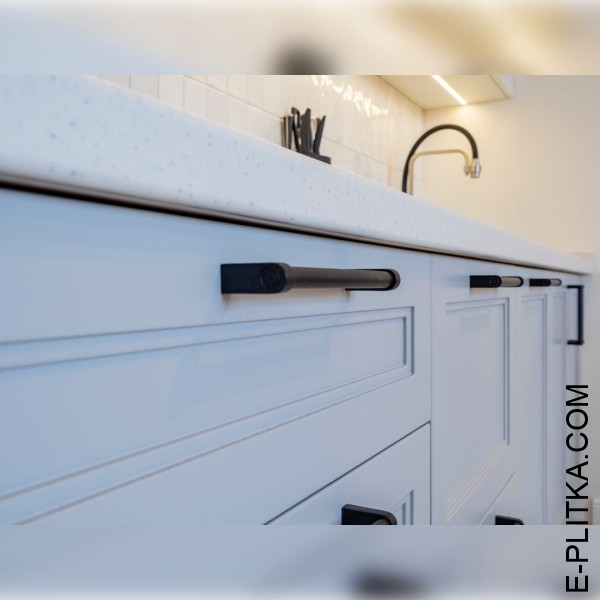 Винтажная кухня серо-голубого цвета с белым 