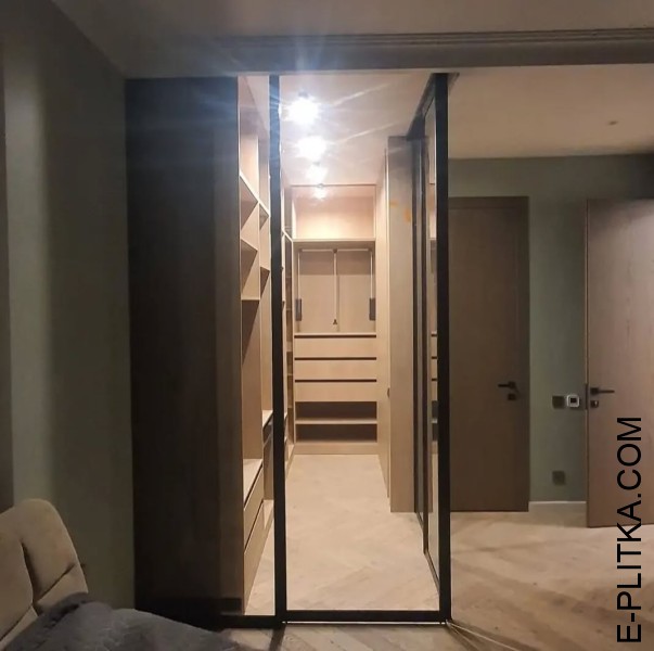 Кутова гардеробна кімната у спальні за розсувними дверима Perfecta mebli Київ | E-Plitka.com