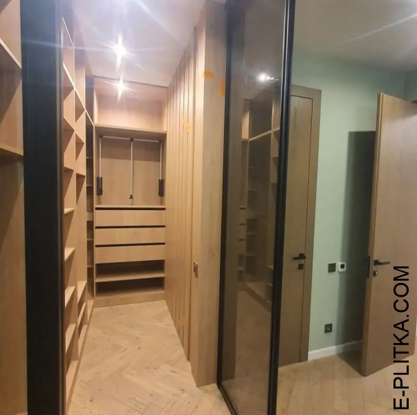 Изготовим угловую гардеробную комнату с раздвижными дверями на заказ в Киеве, нестандартных размеров и по индивидуальному дизайн-проекту. Спальня с угловой гардеробной комнатой за стеклянной перегородкой. ЗВОНИТЕ ☎️ +38(073) 576 63 03 ✔️ Лучшее качество и