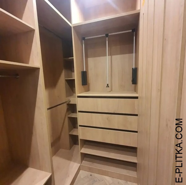 Угловая гардеробная комната в спальне за раздвижными дверями