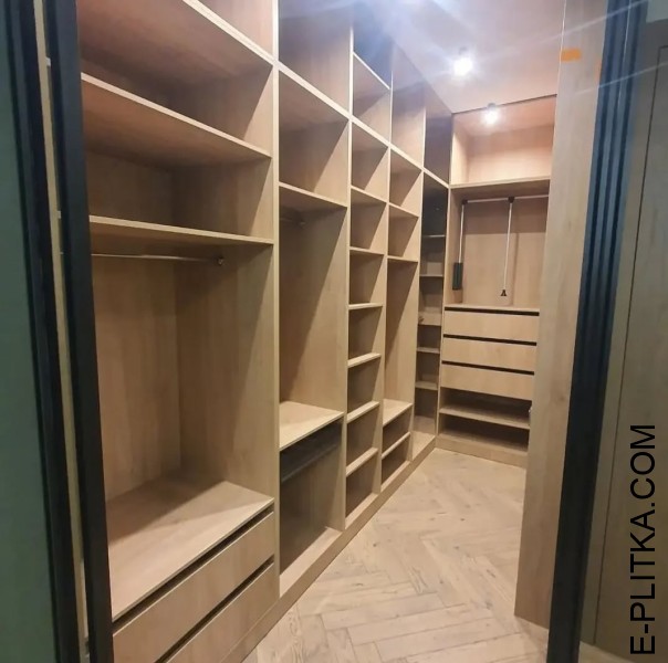 Угловая гардеробная комната в спальне за раздвижными дверями