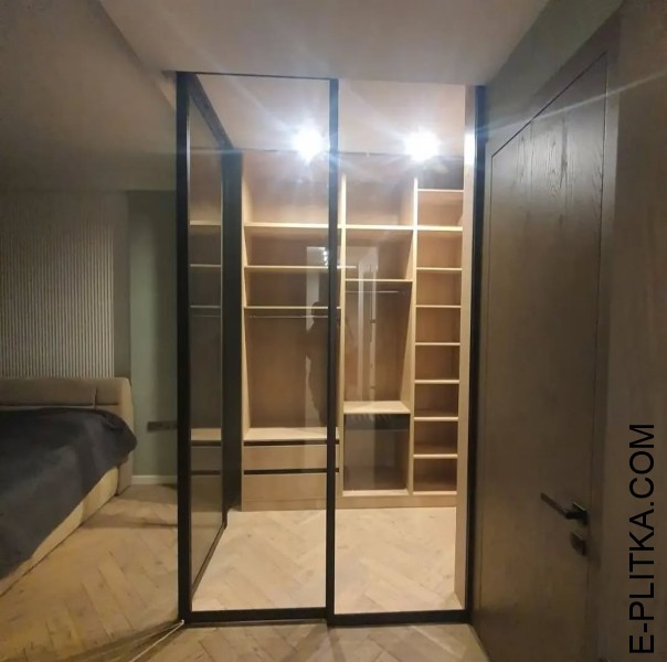 Виготовимо кутову гардеробну кімнату з розсувними дверима на замовлення в Києві, нестандартних розмірів та за індивідуальним дизайн-проектом. Спальня з кутовою гардеробною кімнатою за скляною перегородкою. ТЕЛЕФОНУЙТЕ ☎️ +38(073) 576 63 03 ✔️ Найкраща які