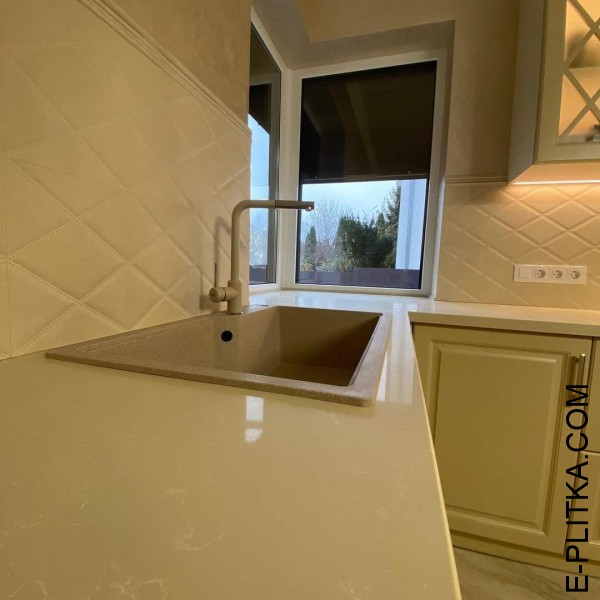 Кутова кухня з островом із класичними фасадами