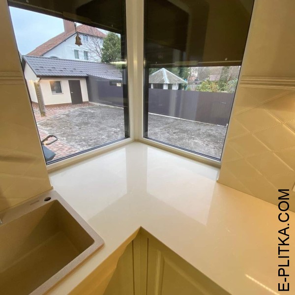 Кутова кухня з островом із класичними фасадами