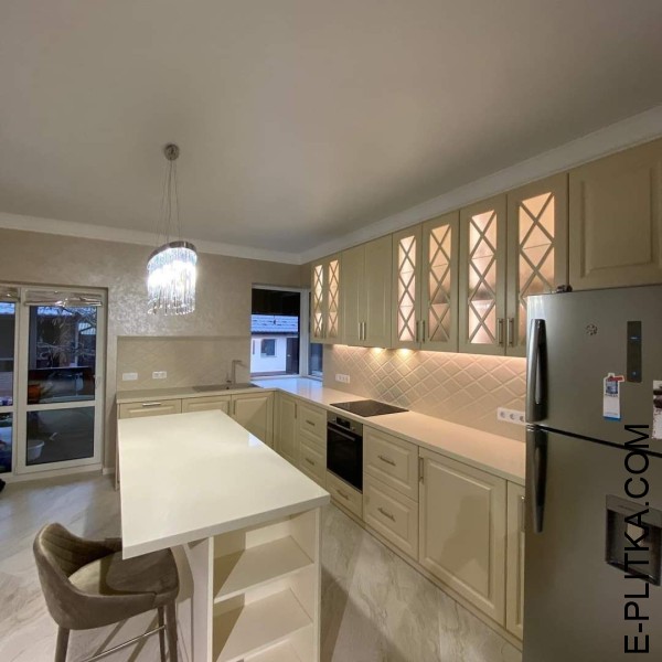 Кутова кухня з островом із класичними фасадами