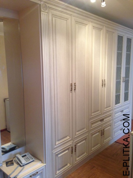 Шафа в передпокій та меблі у вітальню