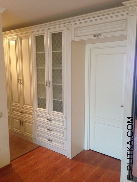 Шафа в передпокій та меблі у вітальню