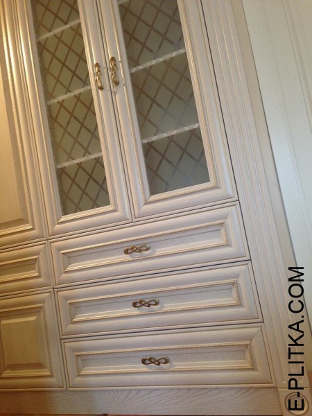 Шафа в передпокій та меблі у вітальню