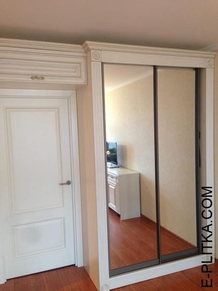 Шафа в передпокій та меблі у вітальню