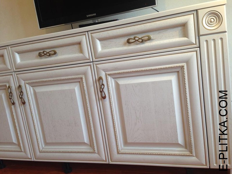 Шафа в передпокій та меблі у вітальню