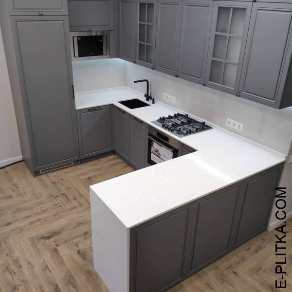 Сіра кухня з фарбованими фасадами класичного стилю