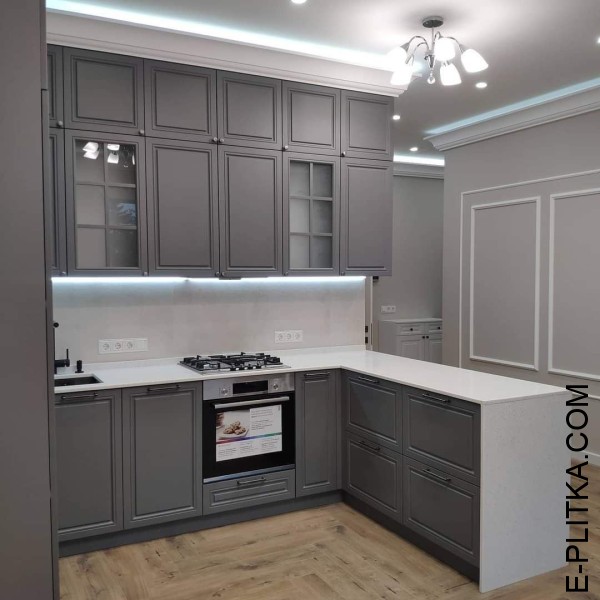 Изготавливаем кухни в Киеве под заказ любых размеров и по индивидуальному дизайн-проекту. Серая мебель в кухню с классической фрезеровкой фасадов и белой столешницей из кварцевого камня. ЗВОНИТЕ ☎️ (063) 641 35 65 ✔️ Лучшее качество!