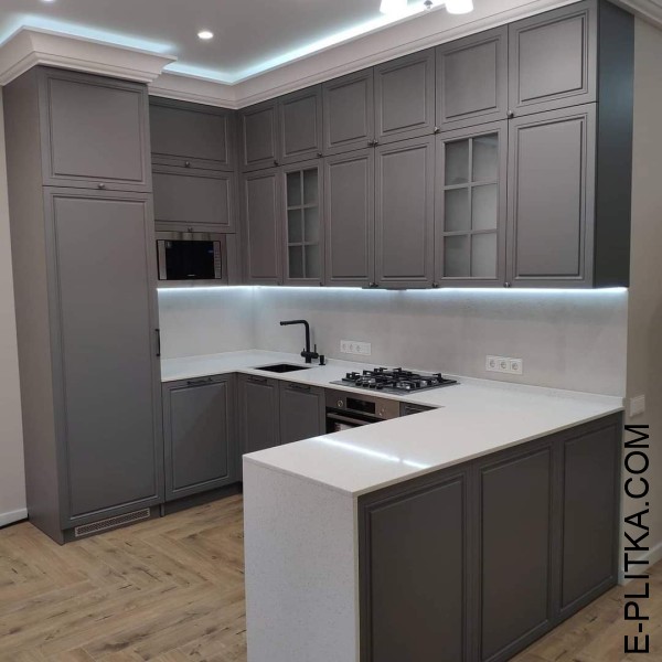 Сіра кухня з фарбованими фасадами класичного стилю