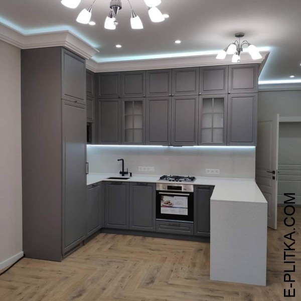Сіра кухня з фарбованими фасадами класичного стилю