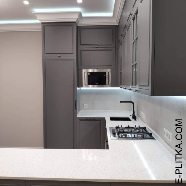 Сіра кухня з фарбованими фасадами класичного стилю