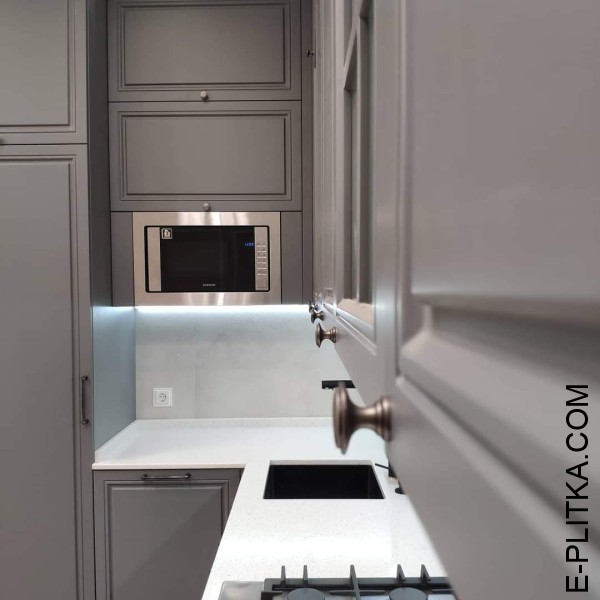 Сіра кухня з фарбованими фасадами класичного стилю