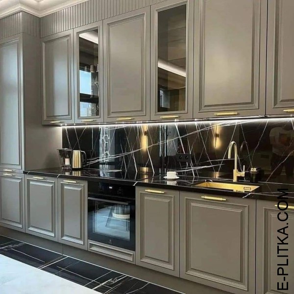 Бежево-серая кухня с черной столешницей под мрамор