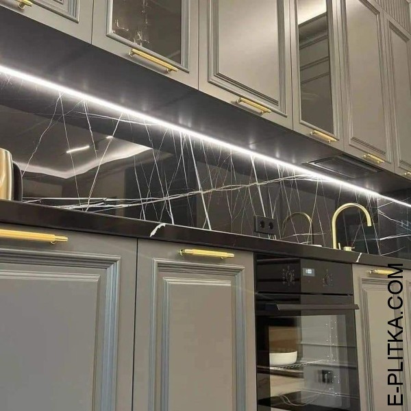 Современная кухня с классической фрезеровкой фасадов​ выполненная по индивидуальному заказу.