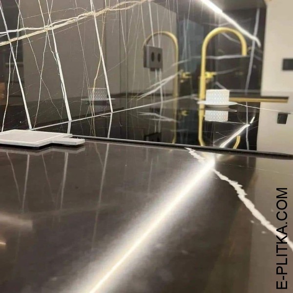 Бежево-серая кухня с черной столешницей под мрамор